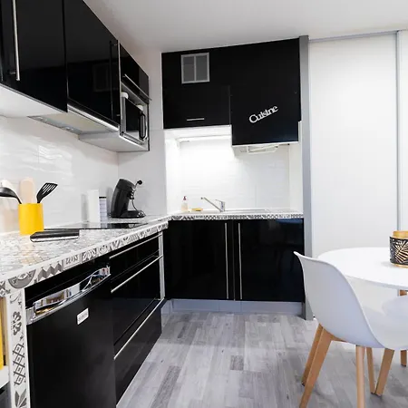 Cosy Avec Balcon Vue Sur Les Toits De Апартаменты *
