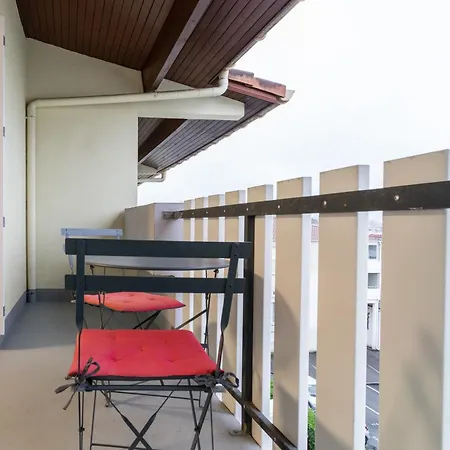 Cosy Avec Balcon Vue Sur Les Toits De Апартаменты *